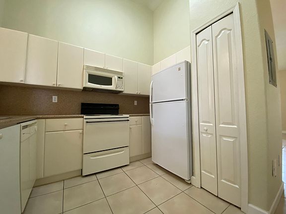 2nd image of 2835 SE 16th Ave Unit 200
