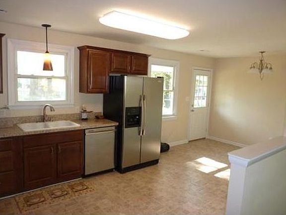 4th image of 110 Luther Dr