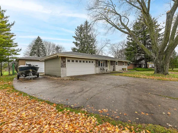 11713 West Woodside DRIVE, Hales Corners, WI 53130