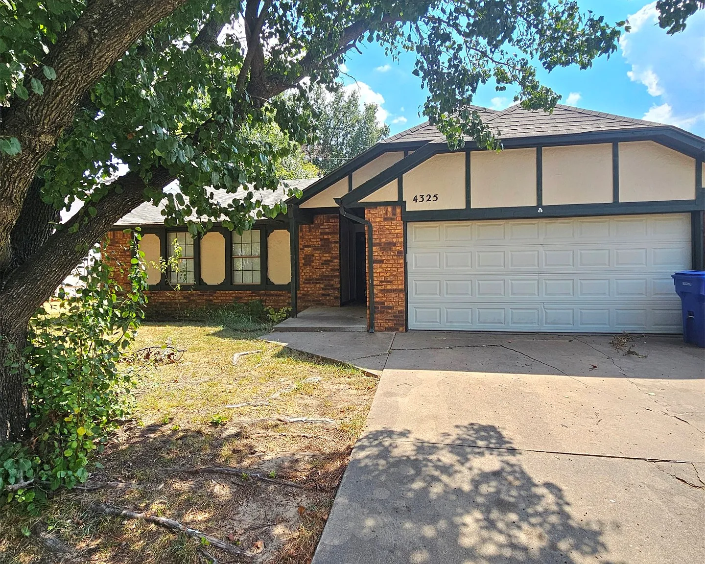 3 bed, 2.0 bath, 1290 sqft, $1,395 — Photo 1