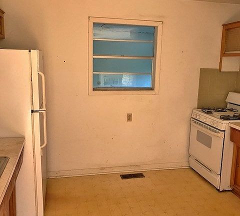 4th image of 1212 N Maple St