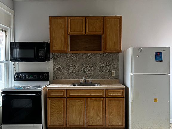 2nd image of 1713 W Tioga St #3A