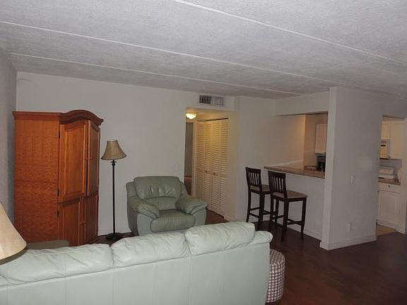 4th image of 707 Meadows Cir #1