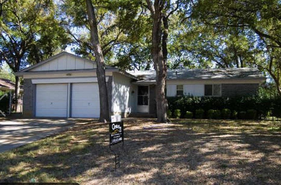2nd image of 405 Oakwood Dr