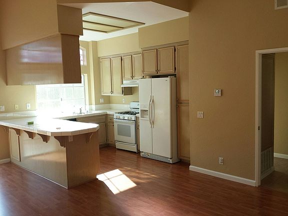 3rd image of 1560 Smythe Ave
