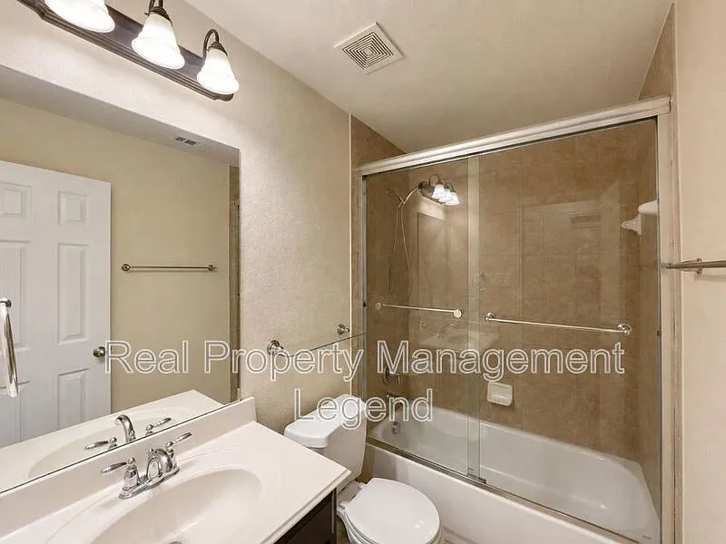 3 bed, 2.0 bath, 1629 sqft, $2,495 — Photo 2