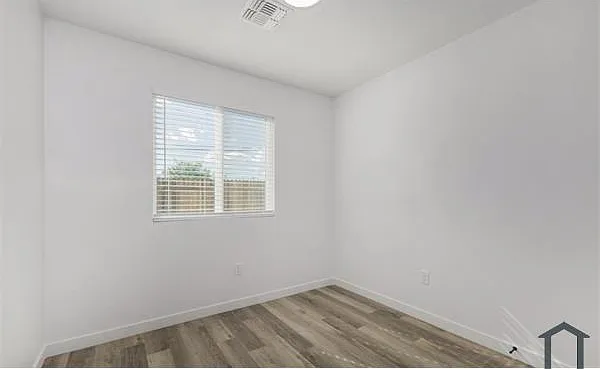3 bed, 951 sqft, $1,999 — Photo 3