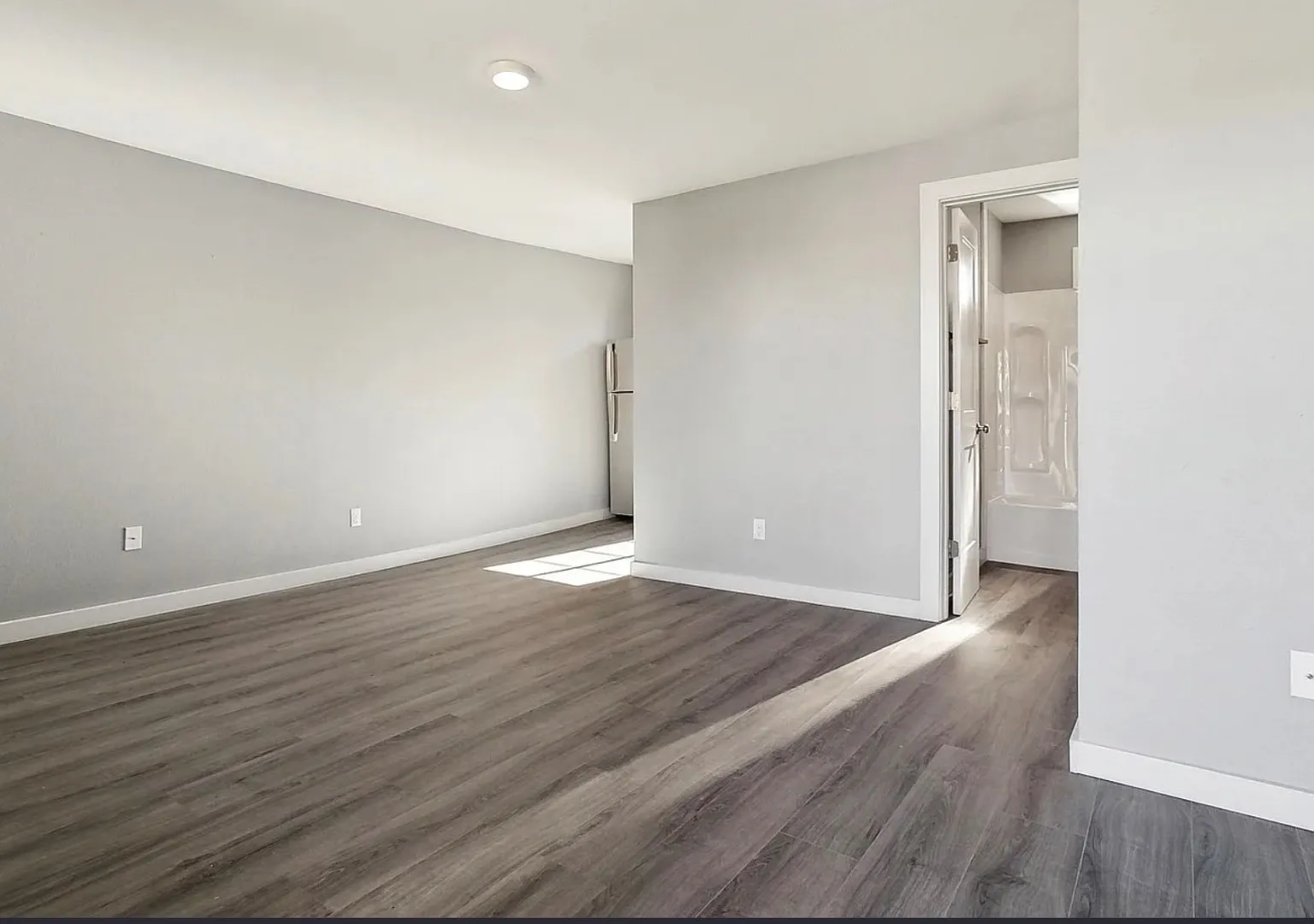 Clean Studio Apartment Near Uptown — Photo 4