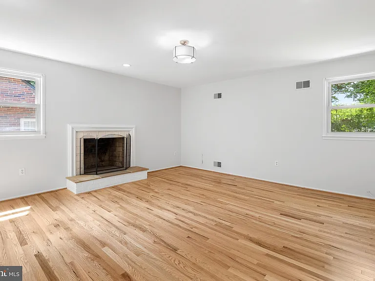 1222 Noyes Dr — Photo 6