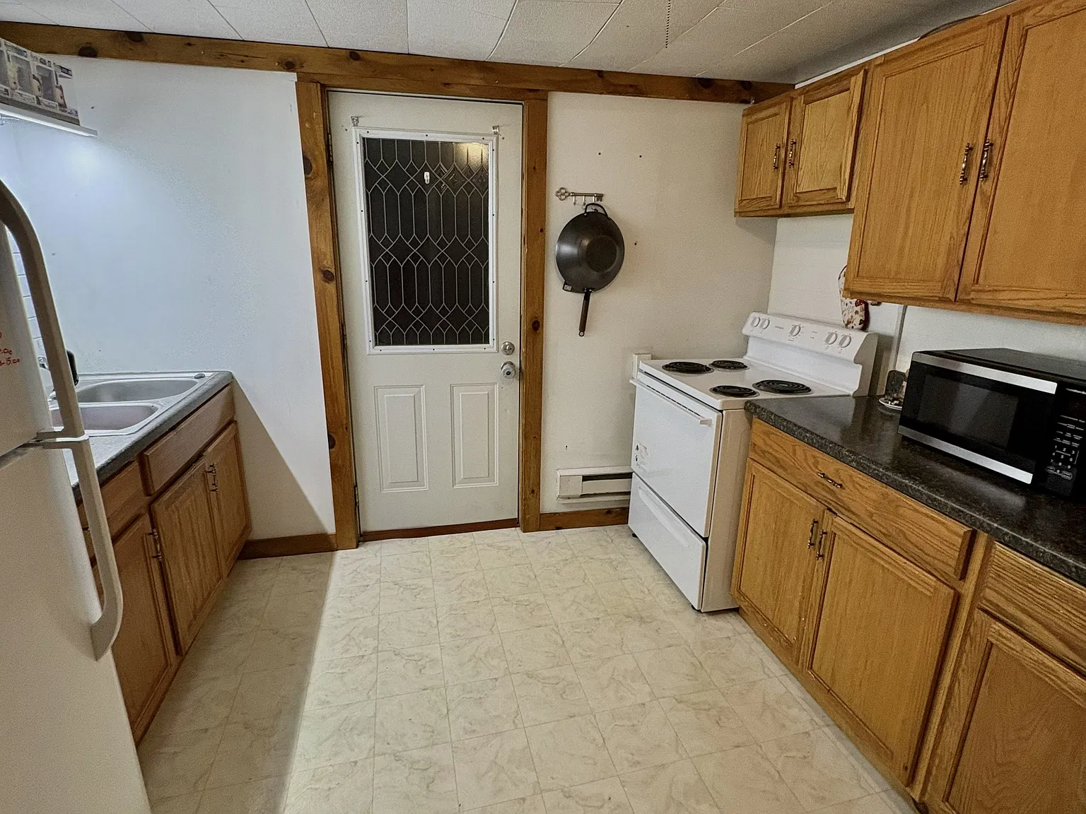 2 bed, 1.0 bath, 800 sqft, $1,050 — Photo 2