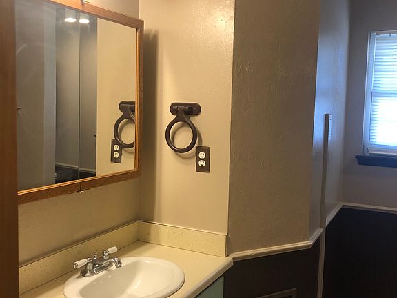 3rd image of 400 Davis Cir