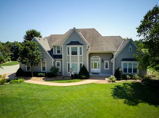 1000 Hidden Creek Ct, Pewaukee, WI 53072