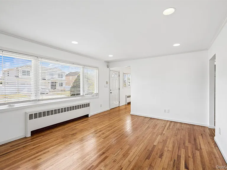 31 Evelyn Ln — Photo 4