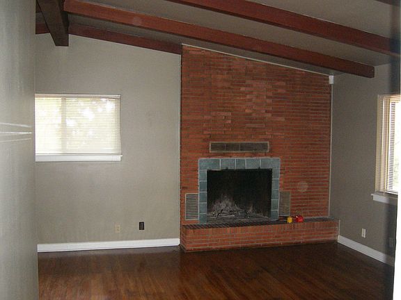 vaulted ceilings w/ fireplace