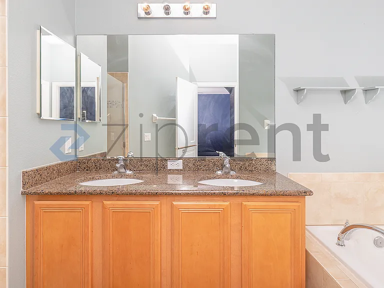 1933 Varick Way — Photo 15