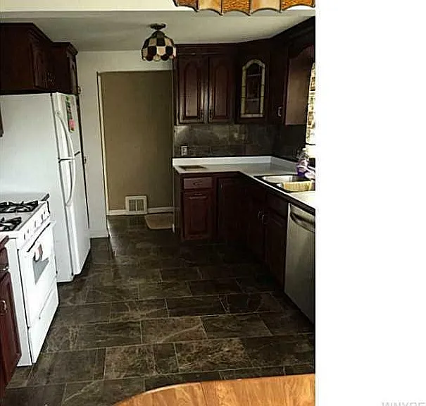 31 Addison Ave — Photo 1
