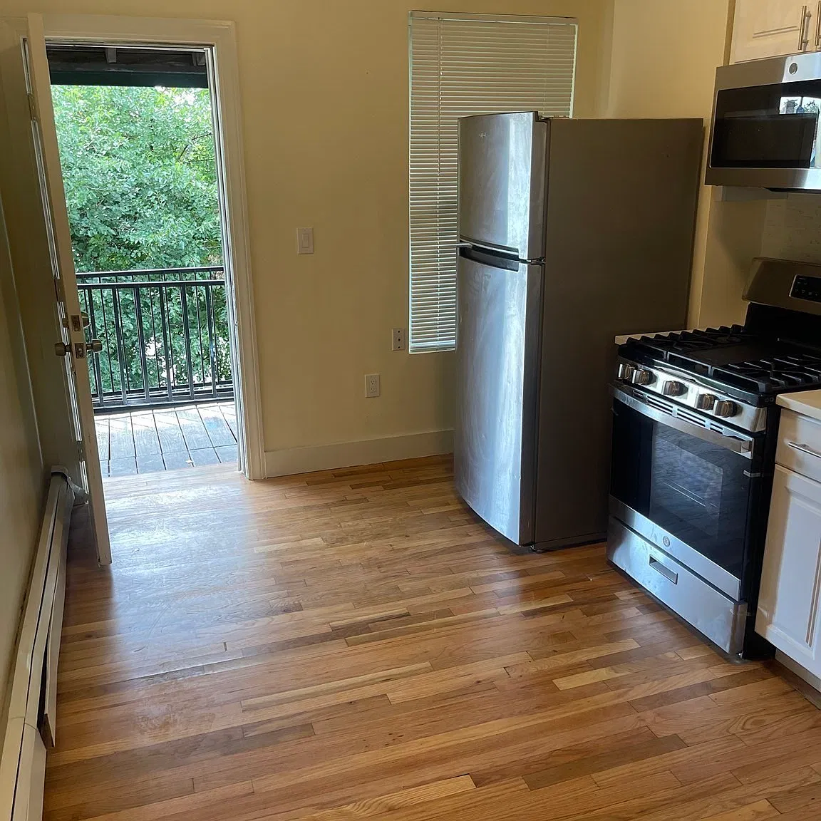 3 bed, 1.0 bath, 1000 sqft, $2,850 — Photo 3