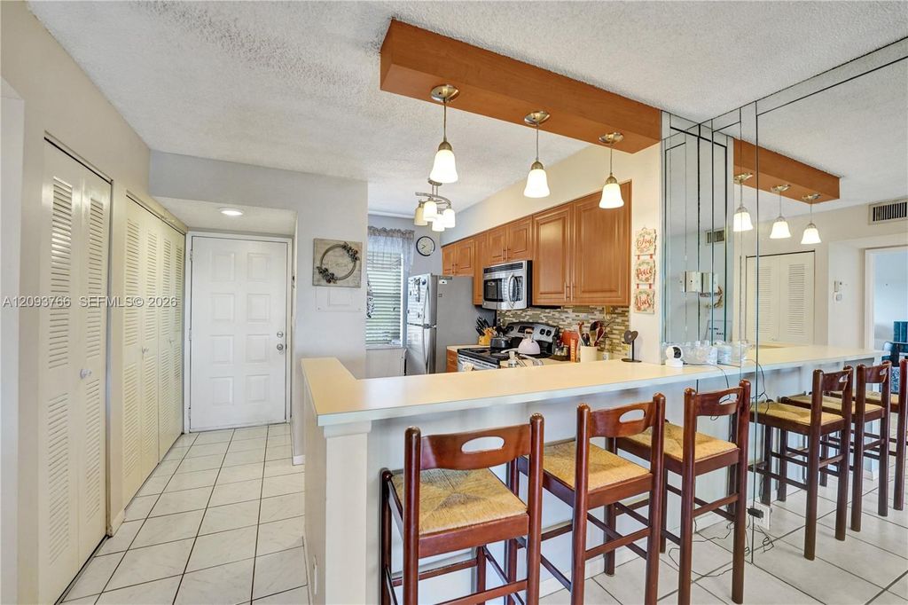 2226 N Cypress Bend Dr APT 408, photo 6