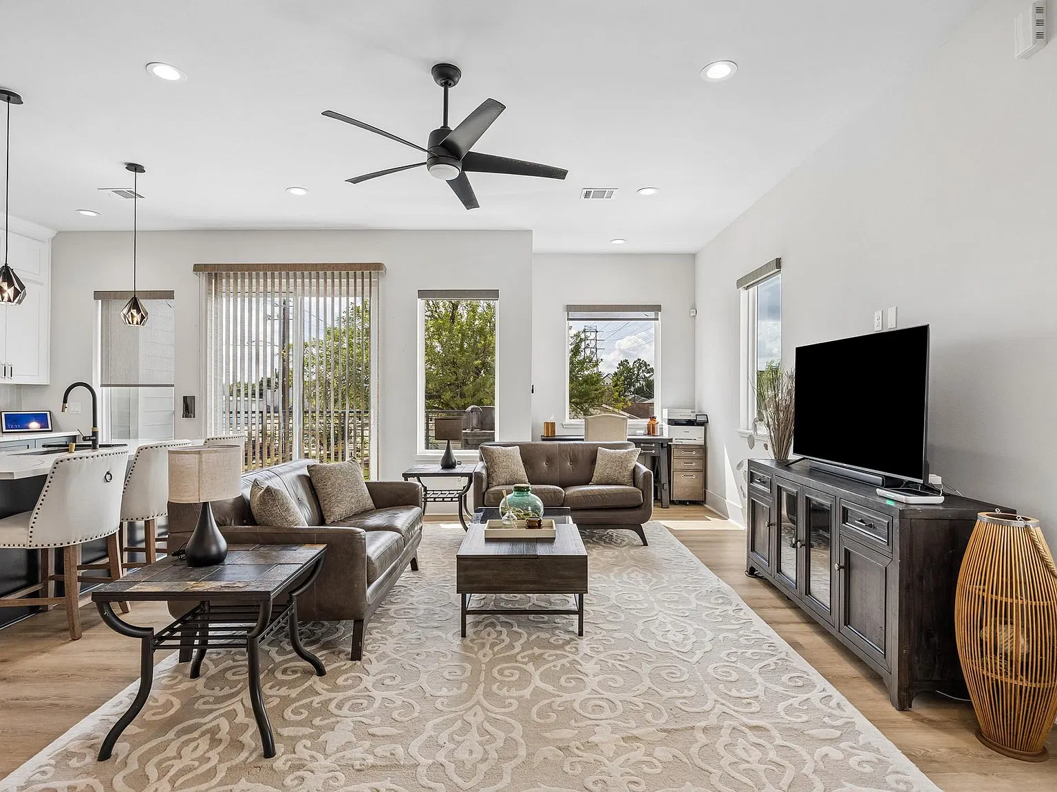 3 bed, 3.5 bath, 1840 sqft, $3,000 — Photo 2