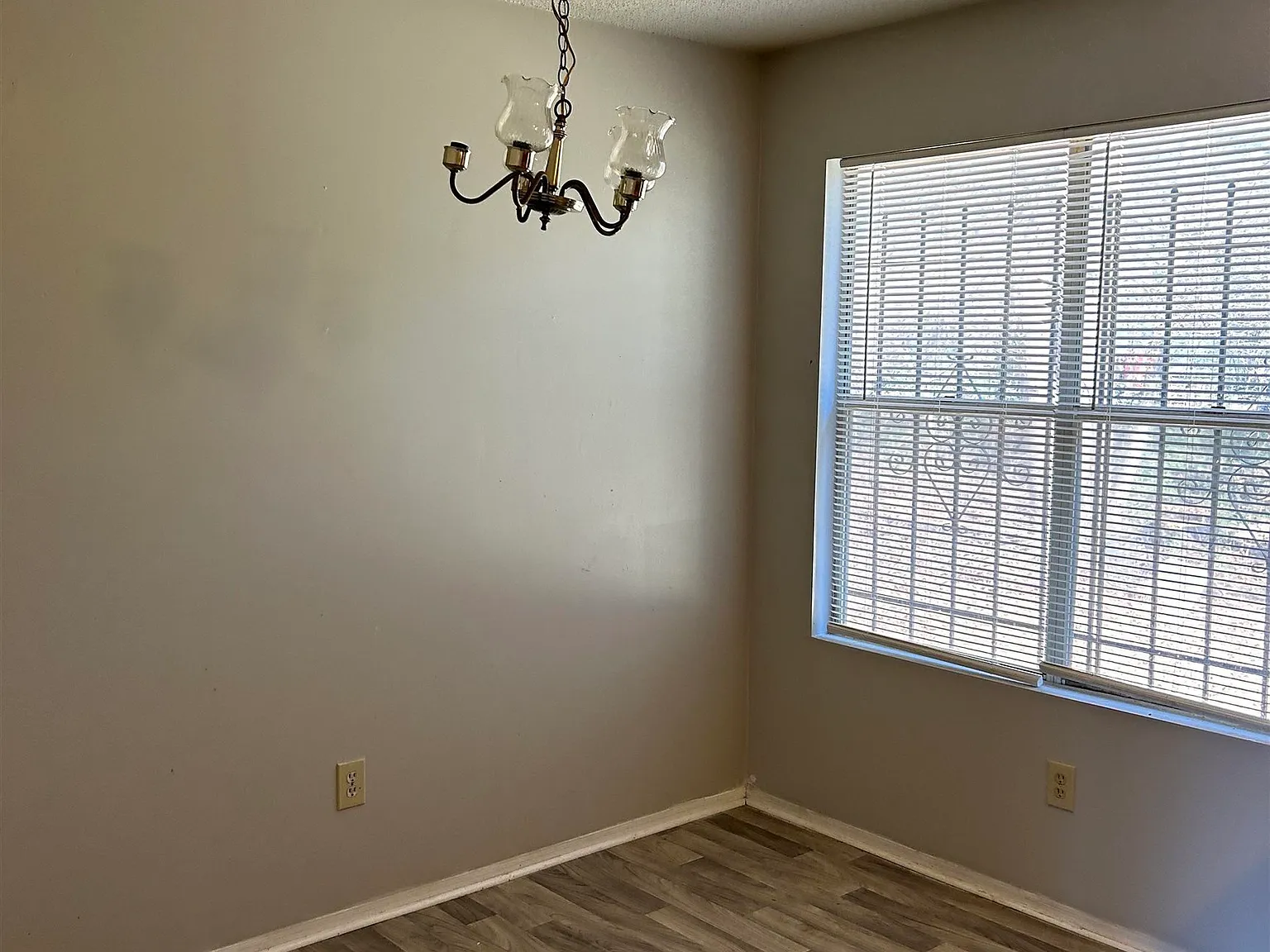 2 bed, 1.0 bath, 1260 sqft, $1,330 — Photo 2