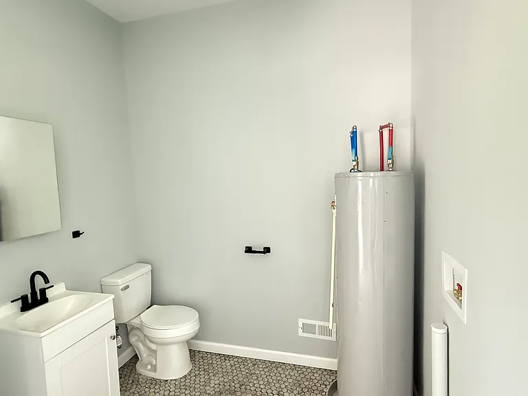 215 Newton Ln — Photo 14