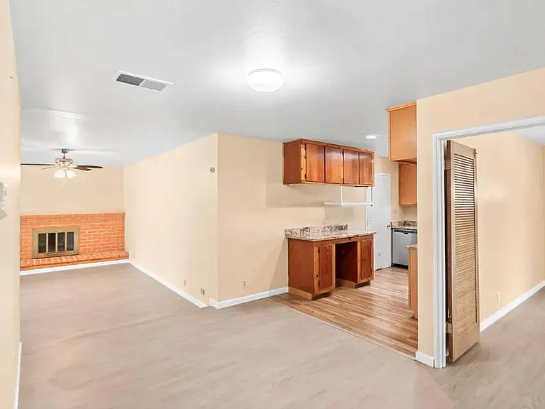 4675 Englewood Dr — Photo 13