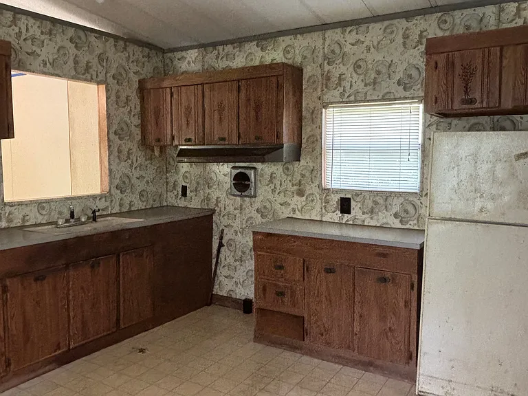 1822 Covington Ln NE — Photo 3