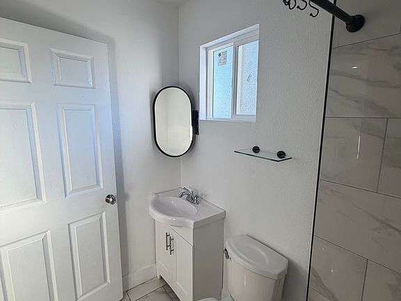 5th image of 18242 Saticoy St #1