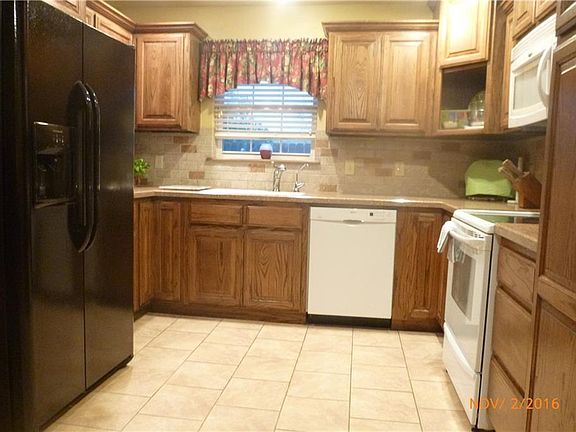 5th image of 101 Newtown Ln