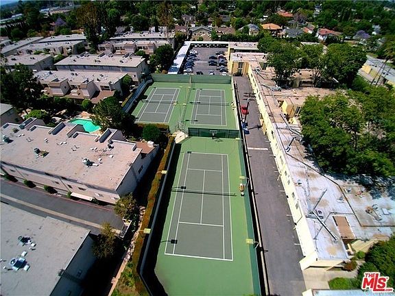 Amazing amenities, 3 tennis courts