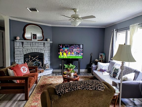 2nd image of 1161 Emerald Ln