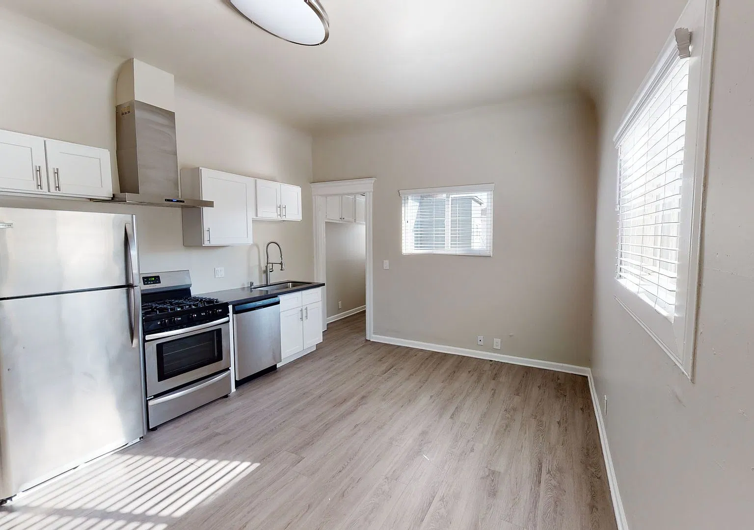 Free Rent! 1 Bed & 1 Bath Unit Available - Los Angeles! — Photo 3
