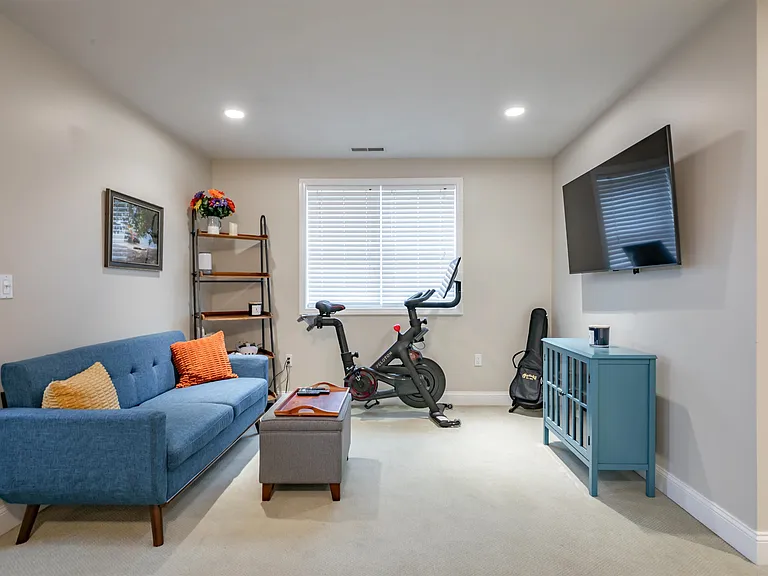 2 Lowther Pl — Photo 27