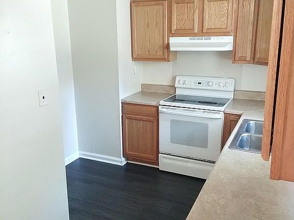 Kitchen refrigerator alcove
