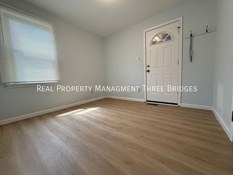 10335 Lackland Rd — Photo 11