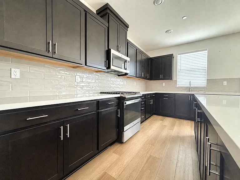 2051 Rosemary Dr — Photo 5