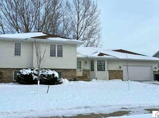 204 Falcon Dr, Mankato, MN 56001