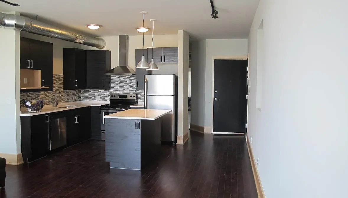 2 bed, 1010 sqft, $1,900 — Photo 4