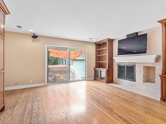 4th image of 1410 W Clark Ave