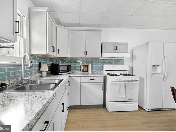 4th image of 325 Lexington St