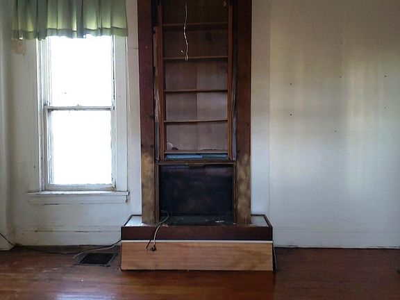2nd image of 1358 Granville Pl
