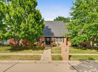 402 N Beringer Cir, Urbana, IL 61802