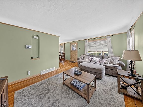 5th image of 8122 Fernhill Ave