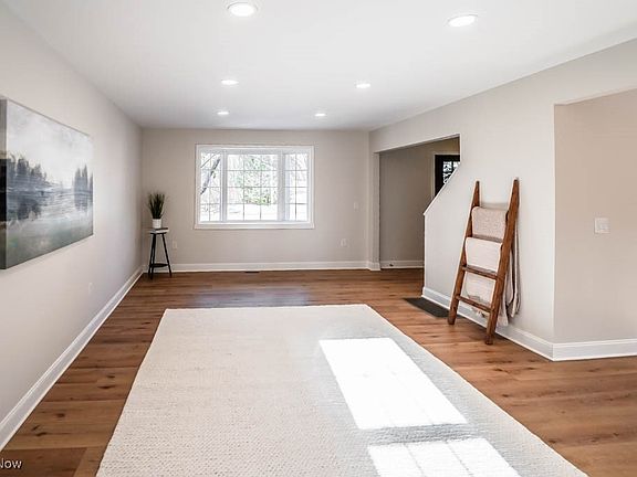 5th image of 1006 Hillcrest Dr