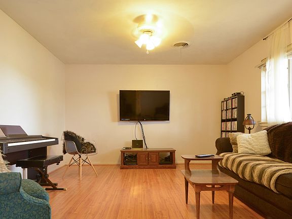 3rd image of 204 Sasser Dr