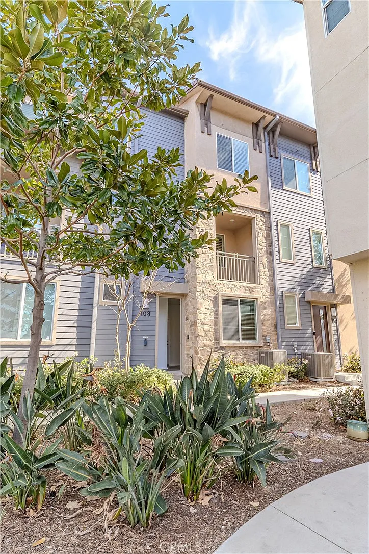 Building Photo - 646 Savi Dr #103