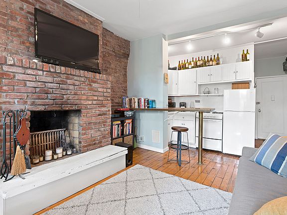 2nd image of 26 Cornelia St APT 14