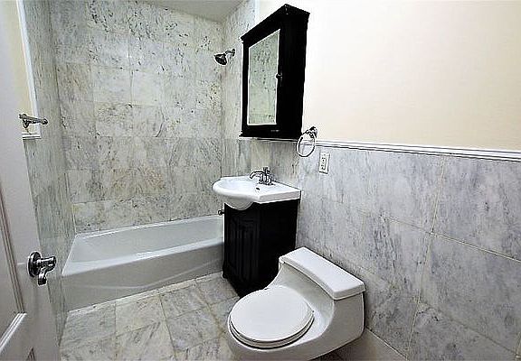 4th image of 4132 44th St