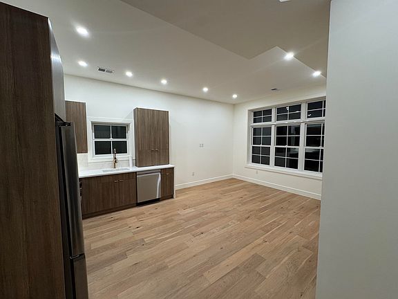 3rd image of 92 E 27th St #2