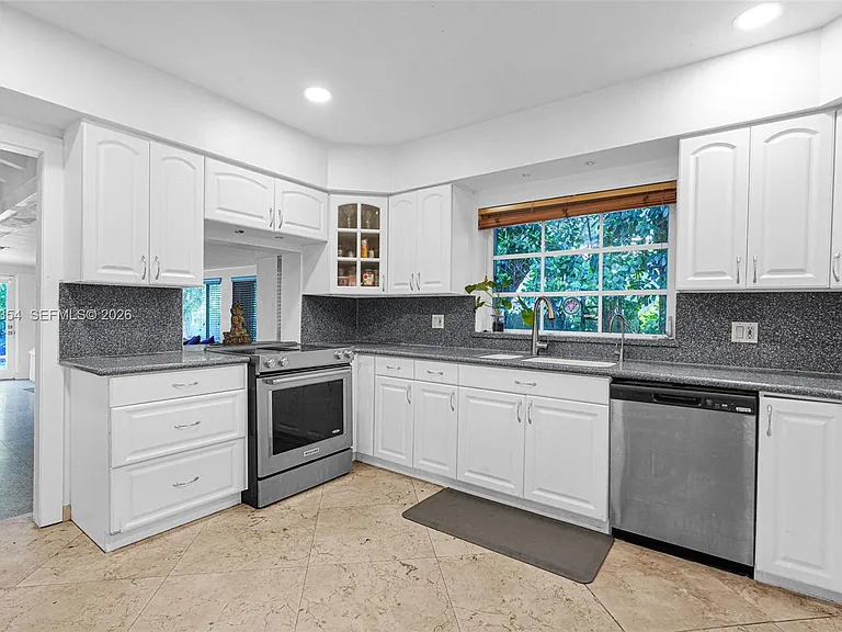 9325 NE 5th Ave — Photo 40